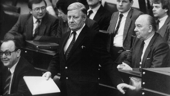 Bundeskanzler Helmut Schmidt hatte bei der Abstimmung über seine Vertrauensfrage am 5. Februar 1982 im Bonner Bundestag die Stimmen aller 269 Abgeordneten der SPD/FDP-Regierungskoalition erhalten. © picture-alliance/ dpa Foto: Egon Steiner