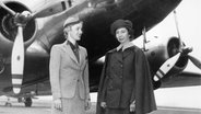 Die Flugbegleiterinnen Ellen Church und Virginia Schroeder posieren vor einem United-Mainliner-Flugzeug am 14. Mai 1940. © picture alliance / ASSOCIATED PRESS 