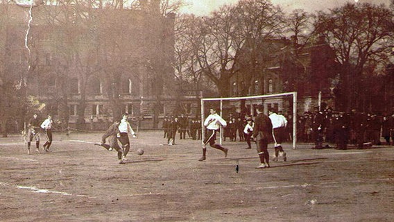 Eine Fotografie aus dem Jahr 1910 zeigt den Fußballplatz "Kleine Exer" in Braunschweig. © Stadtmarketing Braunschweig / Archiv Kurt Hoffmeister 