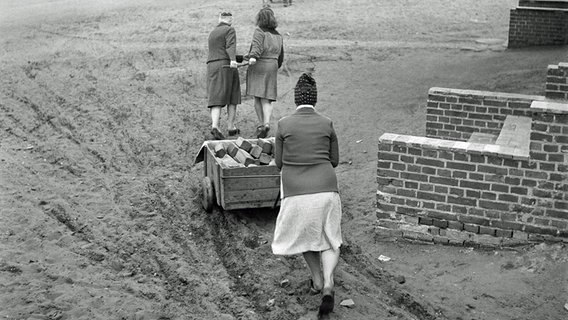 Nachkriegszeit: Lager für deutsche Flüchtlinge aus Schlesien und Ostpreußen in Oxböl, Dänemark -Frauen beim Transport von Brotrationen mit einem Handkarren - Foto: 1948. © picture alliance / akg-images / Paul Almasy Foto: Paul Almasy