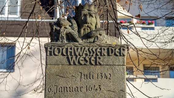 Säule zur Erinnerung an historische Weser Hochwasser in Hameln, aufgenommen 2021. © picture alliance / Peter Schickert www.schickert.i Foto: Peter Schickert