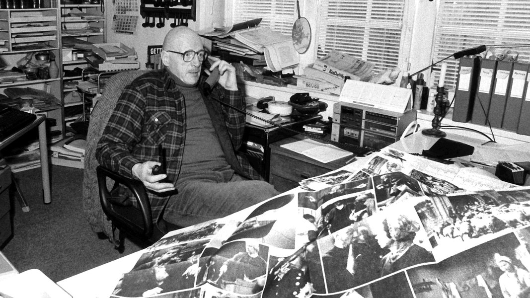 Journalist und Fernsehautor Wolfgang Menge 1984 in seinem Arbeitszimmer.