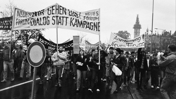 Schwarzweiß Foto der ersten Montagsdemonstration 1989 in Schwerin © Landesbeauftragte für MV für die Stasi-Unterlagen Foto: Lothar Steiner