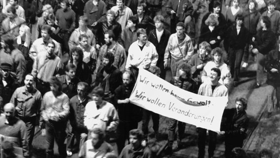 "Wir wollen keine Gewalt! Wir wollen Veränderungen!" ist auf einem Transparent zu lesen, das Demonstranten bei der Montagsdemonstration am 9. Oktober 1989 in Leipzig mit sich führen. © picture alliance / dpa Foto: Lehtikuva Oy