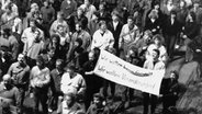 "Wir wollen keine Gewalt! Wir wollen Veränderungen!" ist auf einem Transparent zu lesen, das Demonstranten bei der Montagsdemonstration am 9. Oktober 1989 in Leipzig mit sich führen. © picture alliance / dpa Foto: Lehtikuva Oy