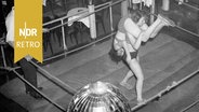 Ein Damenringkampf auf der Bühne eines Nachtclubs auf der Reeperbahn in Hamburg, 1950er Jahre. © IMAGO/Roba/Siegfried Pilz/UnitedArchives Foto: