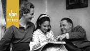 Lawrence Durrell mit seiner Ehefrau Claude-Marie Vicendon und seiner Tochter Sappho, März 1961. © IMAGO/ZUMA/Keystone 