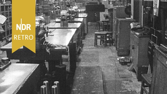 Stillstehende Maschinen in einer Werkhalle, 24.10.1956. © NDR Archiv Screenshot 