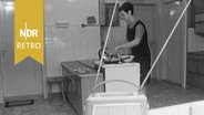 Junge Frau hört in ihrer Küche beim Kochen Radio (um 1960). © NDR Archiv Screenshot 