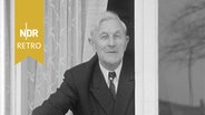 Rudolf Kinau schaut aus dem Fenster seines Hauses auf Finkenwerder, 22.03.1963. © NDR Archiv Screenshot 