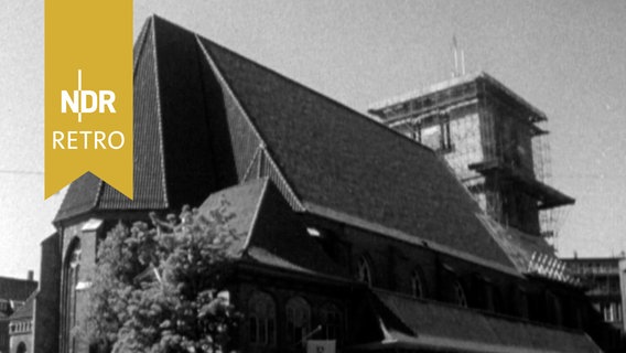 St. Jacobi-Kirche, eine der Hauptkirchen Hamburgs, wurde 15 Jahre nach ihrer Zerstörung im Zweiten Weltkrieg wieder eingeweiht, 25.05.1959. Der Turm fehlt noch. © NDR Archiv Screenshot 