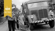 Die Männer der Straßenreinigung bei ihrer Arbeit in Hamburg, 1960er Jahre. © IMAGO IMAGES / United Archives 