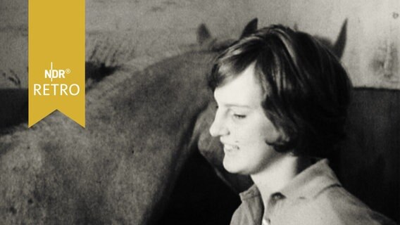 Anja Hagenbeck bei einem Pferd im Stall (1960)  