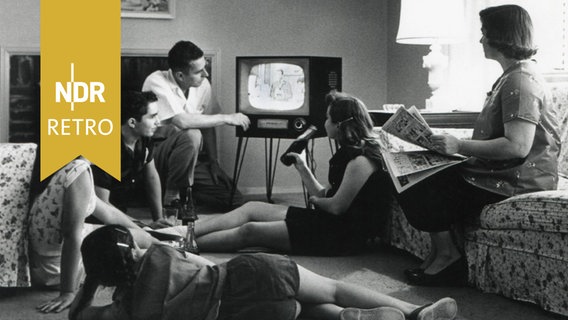 Amerikanische Familie sieht in ihrem Wohnzimmer fern, 1959. © IMAGO / Everett Collection 