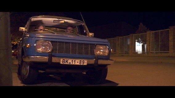 Ein blauer Wartburg steht auf Bürgersteig. © NDR Foto: Screenshot