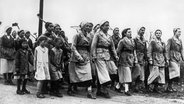 Junge Frauen auf dem Weg zum Arbeitseinsatz in der Landwirtschaft im Rahmen des von den Nationalsozialisten 1938 eingeführten Pflichtjahrs für Frauen. © picture-alliance / akg-images | akg-images 