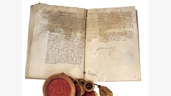 Mit dieser Urkunde wurde am 25. September 1555, in Augsburg der Religionsfriede zwischen Lutheranern und Katholiken besiegelt. Er regelt bis heute den Rechtsstatus der beiden Staasreligionen. © picture-alliance/ dpa/dpaweb | DB Österr. Staatsarchiv 