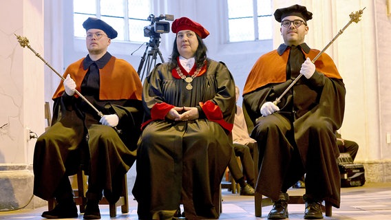 Bei der Investitur der neuen Rektorin der Universität Rostock sitzt Elizabeth Prommer, neue Rektorin, vor dem Altar, Prommer hat zuvor die Rektorenkette erhalten. Mit der 57-Jährigen Medien- und Kommunikationswissenschaftlerin steht erstmals in der gut 600-jährigen Geschichte der Universität Rostock eine Frau an der Spitze des Rektorats der traditionsreichen Hochschule. © picture alliance/dpa Foto: Bernd Wüstneck