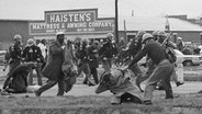 Am 7. März 1965 prügeln Polizisten bei einer Demo in Alabama brutal auf Schwarze ein © picture alliance / ASSOCIATED PRESS 