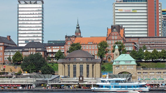 Blick auf das Schachtgebäude des Alten Elbtunnels in St. Pauli von der Elbe aus im Jahr 2011. © NDR Foto: Kathrin Weber