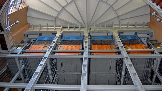 Blick auf die Fahrstühle im Alten Elbtunnel von unten im Jahr 2011. © NDR Foto: Kathrin Weber