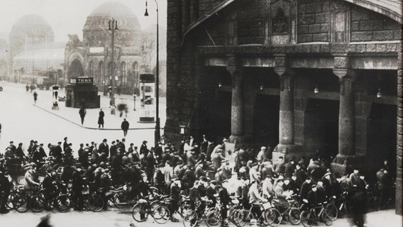 Ein historisches Archivbild aus dem Jahr 1930 zeigt Arbeiter vor dem alten Elbtunnel in Hamburg. © picture alliance / dpa | Hamburg Port Authority 