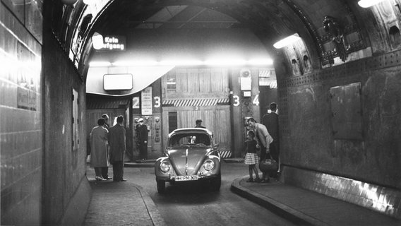 Ein VW Käfer fährt durch eine Röhre des Alten Elbtunnels, Aufnahme von 1960 © Horst Janke, Stiftung Historische Museen Hamburg Foto: Horst Janke