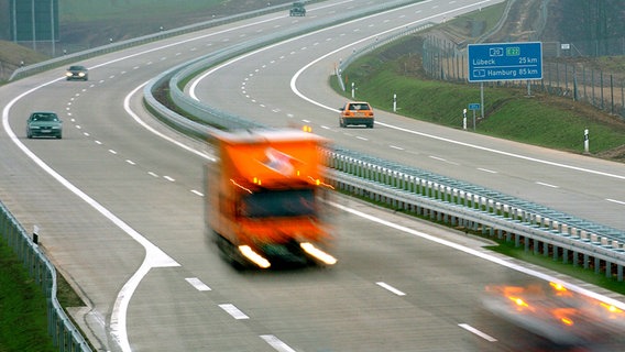 Die ersten Fahrzeuge sind am 14.12.2004 auf dem neuen Teilstück der Ostseeautobahn A20 zwischen den Anschlussstellen Schönberg in Mecklenburg-Vorpommern und Lübeck in Schleswig-Holstein unterwegs. © picture-alliance/ ZB Foto: Jens Büttner