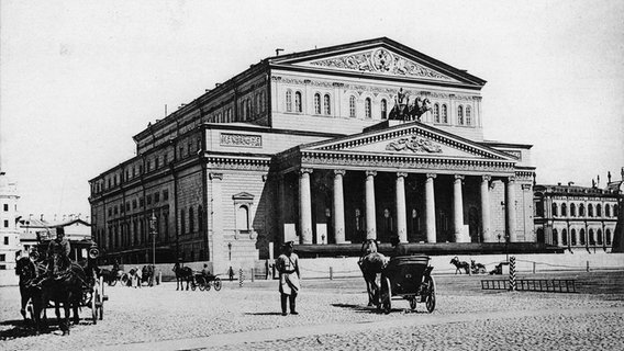 Bolschoi-Theater (1821-24 erbaut von O.I.Beauvais und A.A.Michailow, umgebaut 1856 von A. Cavos). - Außenansicht. - Photographie, um 1890 (Hebensperger & Co). Aus dem Leporello-Album: "Souvernir de Moscou". Photo: AKG Berlin © picture-alliance / AKG 