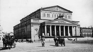 Bolschoi-Theater (1821-24 erbaut von O.I.Beauvais und A.A.Michailow, umgebaut 1856 von A. Cavos). - Außenansicht. - Photographie, um 1890 (Hebensperger & Co). Aus dem Leporello-Album: "Souvernir de Moscou". Photo: AKG Berlin © picture-alliance / AKG 