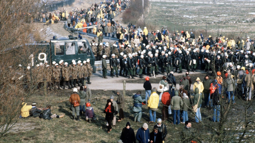 Dem Verbot zum Trotz: Großdemo gegen AKW Brokdorf 1981 | NDR.de