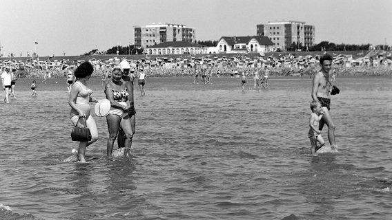 Menschen beim Strandvergnügen in Büsum, Deutschland 1960er-Jahre © picture alliance/United Archives Foto: United Archives / Erich Andres