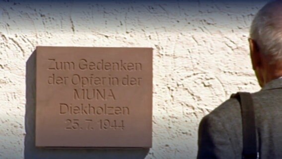 Tafel mit der Inschrift "Zum Gedenken der Opfer in der MUNA Diekholzen, 25.7.1944 © NDR 