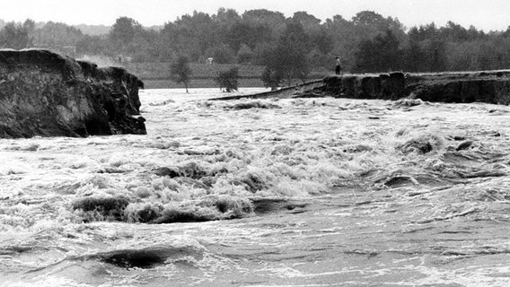 Das Archivbild vom 18.07.1976 zeigt den Dammbruch des Elbe-Seitenkanals. Innerhalb weniger Stunden brachte das Unglück Not und Elend für viele Hundert Menschen über die Region um Lüneburg. © picture-alliance / dpa Foto: Wolfgang Duveneck