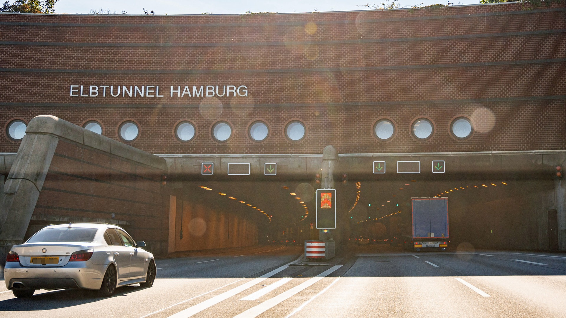 Der Neue Elbtunnel: Hamburger Pionierwerk und Staufalle