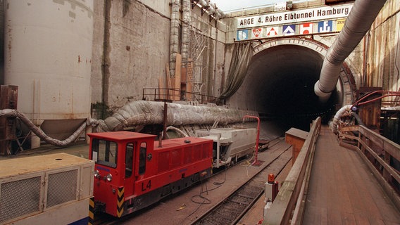 Blick auf die Tunnel-Baustelle der 4. Elbröhre in Hamburg (aufg. am 30.10.1998). Im Inneren der Tunnelröhre, in 42 Metern Tiefe, arbeitet sich die Schildvortriebsmaschine "TRUDE", der größte Bohrer der Welt, unter der Elbe täglich mehrere Meter durch den Untergrund. © picture-alliance / dpa Foto: Rolf Rick