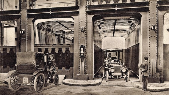 Blick auf die mittleren Aufzüge des Alten Elbtunnels in Hamburg und ein- bzw. ausfahrende Autos (um 1934) © picture alliance / arkivi 