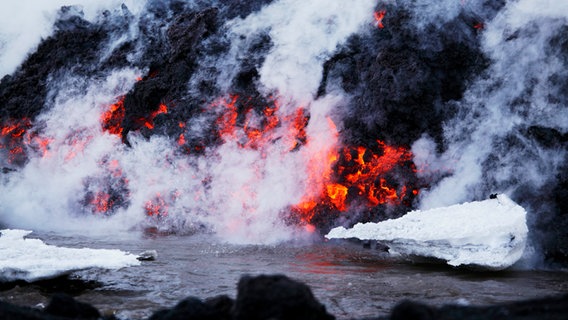 Blick auf den Ausbruch des isländischen Vulkans Eyjafjallajökull im Jahr 2010: Lava, Rauch, Wasser und Eis. © picture alliance / Westend61 | Westend61 / Martin Rietze Foto: Westend61 / Martin Rietze