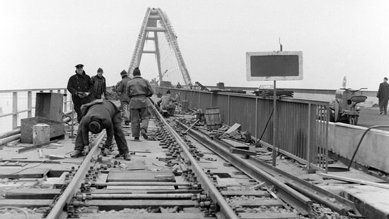 Bauarbeiten an der Fehmarnsundbrücke: Das Bild vom 11.04.1963 zeigt die Schienenmontage der Bundesbahn neben der Fahrbahn für den Autoverkehr. © picture alliance / Günter Klimiont Foto: Günter Klimiont