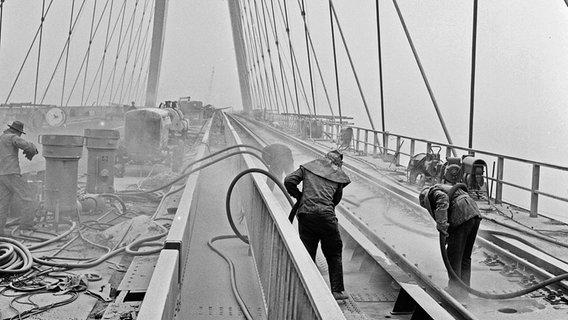 Bauarbeiten an der Fehmarnsundbrücke am 10.02.1963 © picture alliance / Günter Klimiont Foto: Günter Klimiont