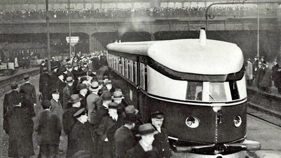 Der Triebwagenzug "Fliegender Hamburger" am Hauptbahnhof Hamburg in den 1930er-Jahren © imago/Arkivi 