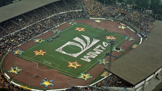 Die Fußball-Weltmeisterschaft 1974 in Deutschland wird am 13. Juni im ausverkauften Frankfurter Waldstadion feierlich eröffnet. © picture-alliance/ dpa 