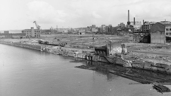 Die Friedrich Krupp Germaniawerft in Kiel nach der Demontage 1949. Ansicht von der Wasserseite. © Stadtarchiv Kiel 90.084, CC-BY-SA 3.0 DE, http://fotoarchiv-stadtarchiv.kiel.de Foto: unbekannt