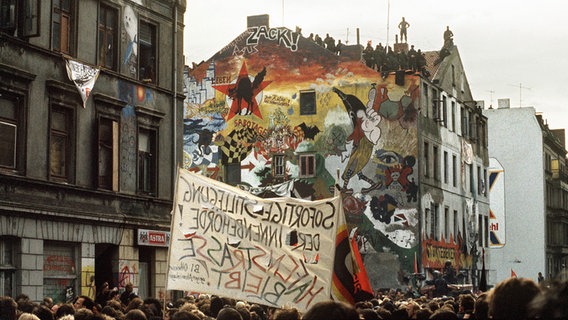 Für den Erhalt der Häuser in der Hafenstraße in Hamburg demonstrieren Hausbesetzer und Sympathisanten im November 1987. © picture-alliance/ dpa Foto: Carsten Rehder