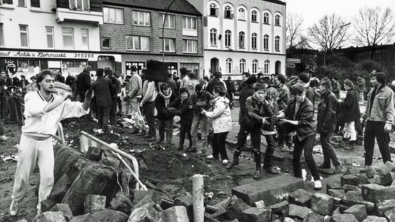 Hamburg: Barrikaden in der Bernhard-Nocht-Straße werden am 18. November 1987 von Bewohnern der besetzten Häuser im Bereich der Hafenstraße fristgerecht abgebaut, mit Unterstützung von Sympathisanten. © picture-alliance/ dpa 