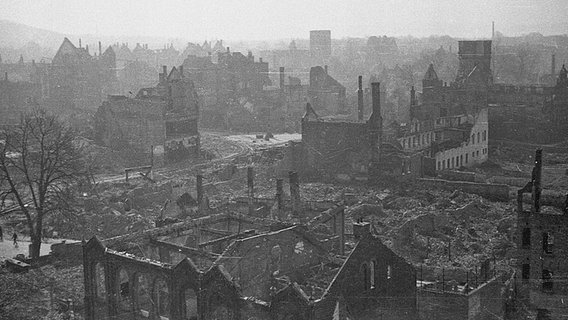 Hildesheim nach den Luftangriffen vom 22. März 1945: Blick auf den Brühl und die Ruinen von Kreuzkirche (rechts) und St. Michaelis (links davon in der Bildmitte) © Theo Wetterau/Verlag Gebrüder Gerstenberg Foto: Theo Wetterau