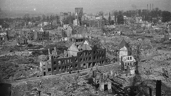 Hildesheim nach den Luftangriffen vom 22. März 1945: Blick vom Andreasturm über die heutige Kardinal-Bertram-Straße und den Langen Hagen in Richtung St. Michaelis © Theo Wetterau/Verlag Gebrüder Gerstenberg Foto: Theo Wetterau