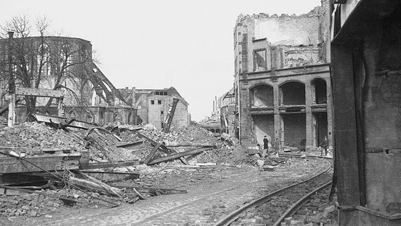 Hildesheim nach den Luftangriffen vom 22. März 1945: der Andreasplatz, links das vollständig ausgebrannte Kirchenschiff der Andreaskirche, rechts die Ruinen der rückwärtigen Bebauung des Hohen Wegs © Theo Wetterau/Verlag Gebrüder Gerstenberg Foto: Theo Wetterau