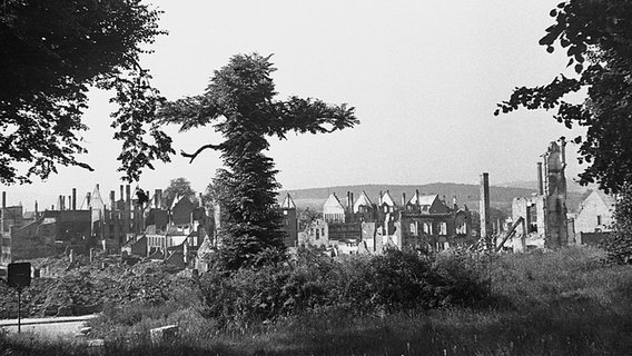 Hildesheim nach den Luftangriffen vom 22. März 1945: Blick vom Michaelishügel über die zerstörte Innenstadt in Richtung Südwesten © Theo Wetterau/Verlag Gebrüder Gerstenberg Foto: Theo Wetterau