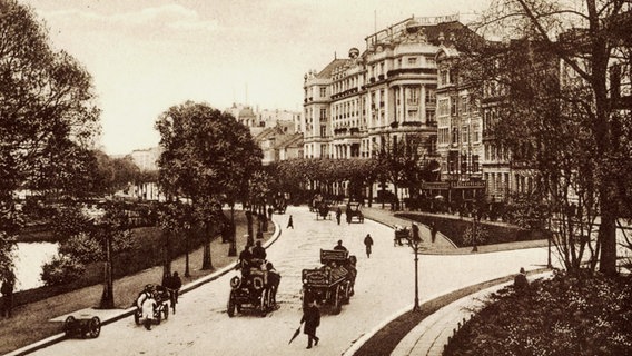 Blick auf das Hotel Atlantic und die Straße An der Alster, Aufnahme von 1910 © picture alliance / arkivi 